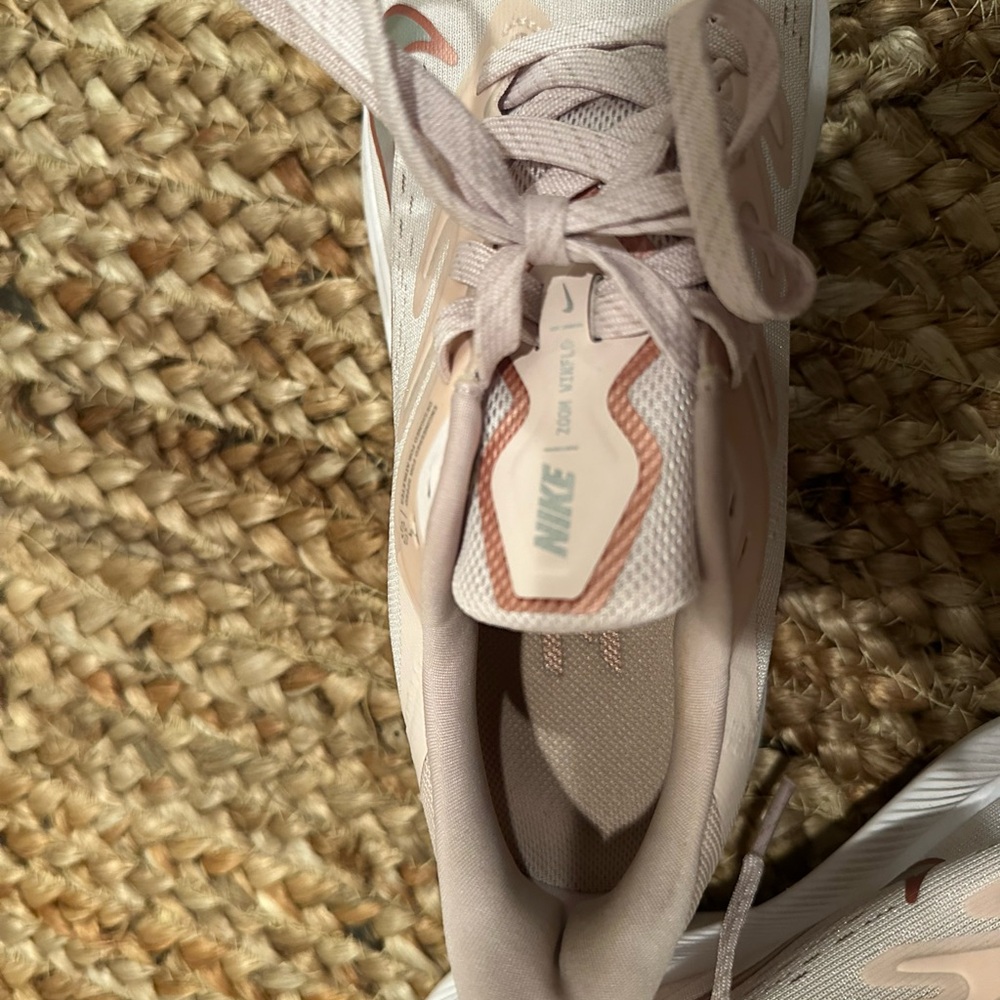 NIKE RUNNING SHOES - Picture 5 of 9